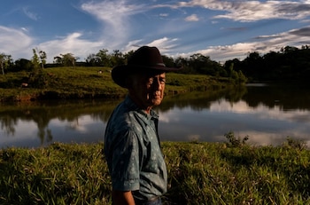 José Conrado Montoya Toro, de 85 años, el cuidador original de los hipopótamos de Pablo Escobar, cerca de un lago habitado por los animales frente a su casa en Doradal - crédito New York Times