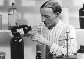 Charles Hatfield experimentando con uno