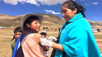 Acompañan al paciente, sostienen al