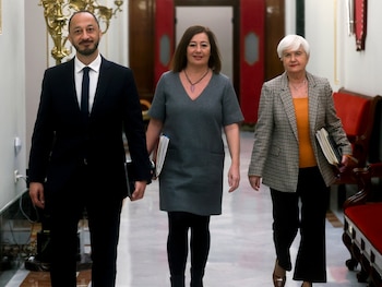 La presidenta del Congreso, Francina Armengol, y el resto de miembros socialistas de la Mesa de la Cámara Baja, Alfonso Rodríguez Gómez de Celis e Isaura Leal. (Fernando Alvarado/EFE)