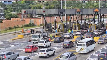 Las labores de los bomberos y la Policía de Carreteras permitieron controlar la emergencia y restablecer parcialmente la movilidad en ambos incidentes viales - crédito Gobernación de Cundinamarca/X