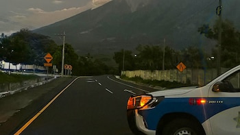 Ruta principal para salvadoreños hacia Guatemala permanece cerrada por emergencia en volcán de Fuego