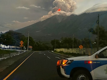 Guatemala cerró de forma preventiva la Ruta Nacional 14 hacia Antigua Guatemala por la emergencia naranja en el Volcán de Fuego. (Foto cortesía Dirección General de Protección y Seguridad Vial)