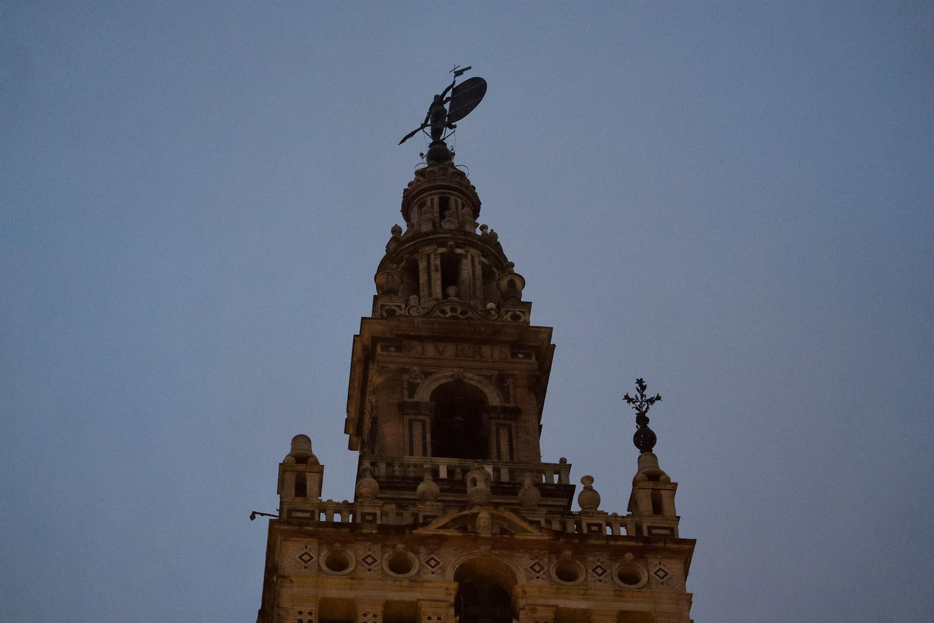 Desprendimiento de elementos de la Giralda por los fuertes vientos de la borrasca Leonardo