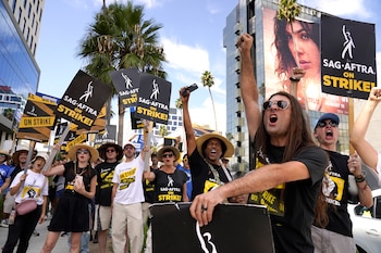 El contrato preserva las condiciones laborales alcanzadas tras la huelga de 2023 y garantiza derechos fundamentales para los miembros del sindicato (AP/Chris Pizzello).