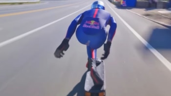 Diego Poncelet bate el récord de velocidad a 151,83 km/h sobre un skate. (Instagram/Diego Poncelet)