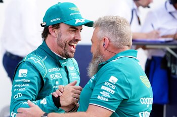 Fernando Alonso con uno de