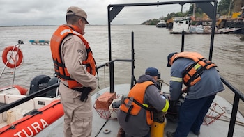 Naufragio en el río Paraná: rescataron a un hombre y buscan a otros tres tripulantes desaparecidos en Santa Fe