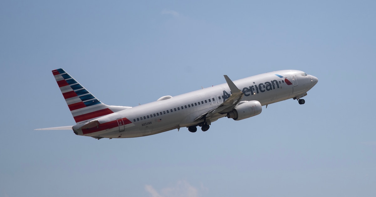 American Airlines suspende rutas temporales por el incremento en el precio del combustible