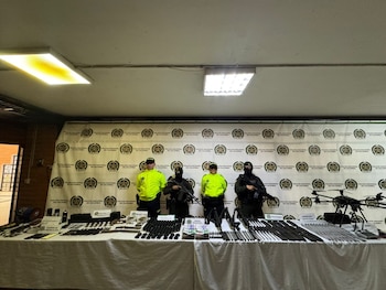 La operación conjunta de DIJIN, Fiscalía y FBI logró desmantelar un centro transnacional de tráfico de armas en Medellín, clave para organizaciones ilegales - crédito Federico Gutiérrez