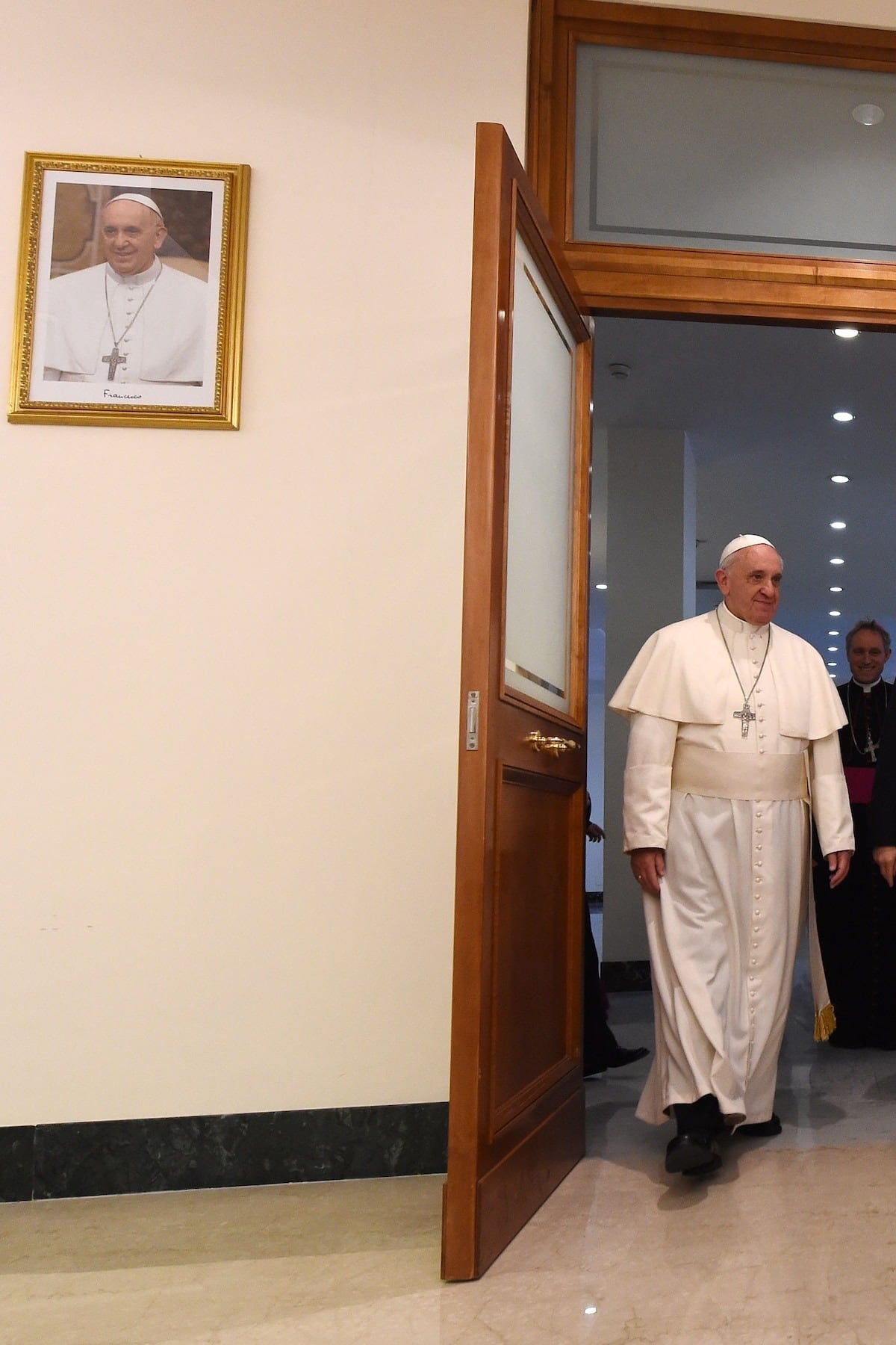 Francisco ha renunciado a todos los componentes rojos del hábito tradicional del Santo Padre: la muceta, los zapatos y la estola pastoral. Prefiere vestir todo de blanco. Es un vestido, sencillo sin demasiados adornos