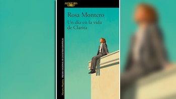 Cubierta del libro Un día en la vida de Clarita con una persona en traje sentada sobre una cornisa frente al cielo turquesa