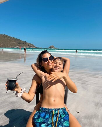 Así disfrutan Jimena Barón, Momo y su novio Matías Palleiro de las playas de Brasil