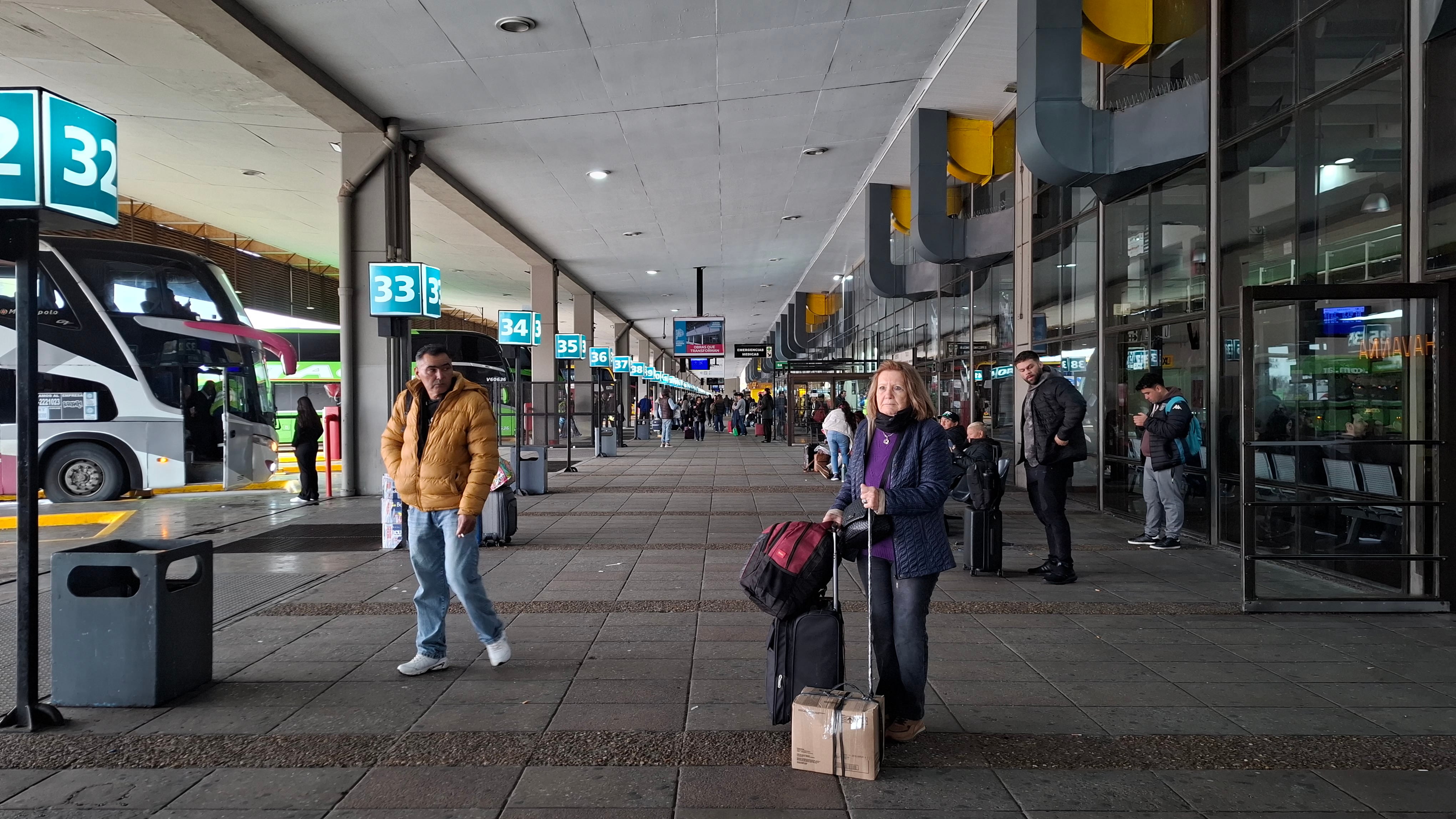 La Terminal de Retiro comenzó a registrar movimiento de pasajeros por el feriado del 17 de agosto y el fin de semana largo en Buenos Aires (Mili Labrada)