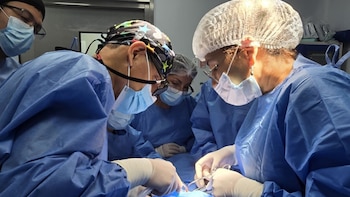 Niña sobrevive a delicada operación de 8 horas para retirar quiste de gran tamaño