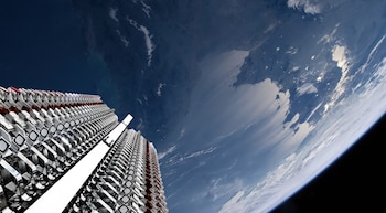 Vista de cerca de una pila de satélites Starlink blancos y plateados en órbita, con la superficie azul y blanca de la Tierra en el fondo