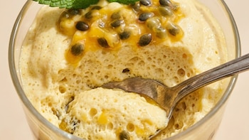 Mousse de maracuyá y queso crema: postre tropical, bajo en calorías y súper cremoso