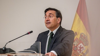 Albares viaja este lunes a Italia y al Vaticano para reforzar relaciones y abordar la visita del Papa