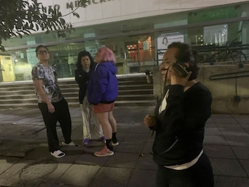 La gente espera afuera de