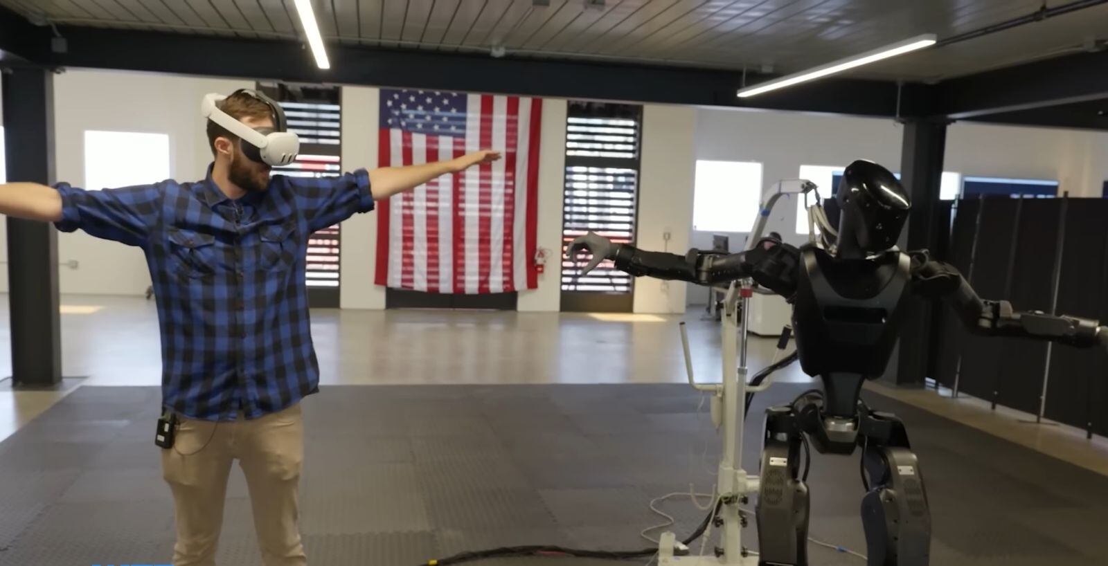 El Phantom MK-1 será controlado por operadores humanos, mientras la inteligencia artificial gestiona navegación y cálculo de trayectorias (Captura de video: YouTube)