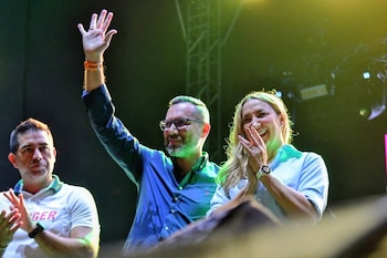 Jaime Andrés Beltrán acompañó en tarima al alcalde Cristian Portilla durante un evento religioso, hecho citado en la solicitud disciplinaria. - crédito @soyjaimeandres/Instagram