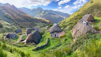 La aldea asturiana que parece congelada en el tiempo y conserva el mayor número de teitos en el mundo a 1.400 metros de altura
