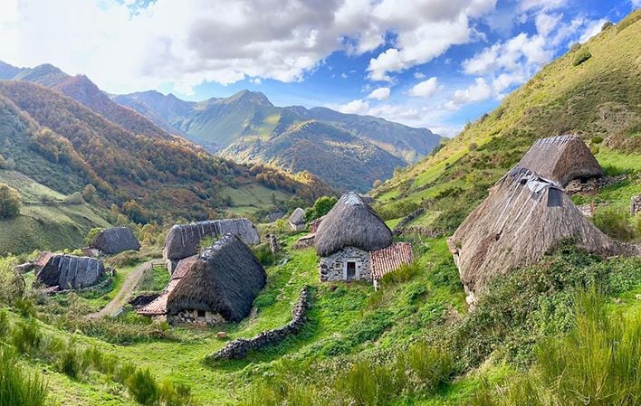 El pueblo ejemplar de Asturias que esconde la mayor concentración de cabañas de teito. (Turismo Asturias)