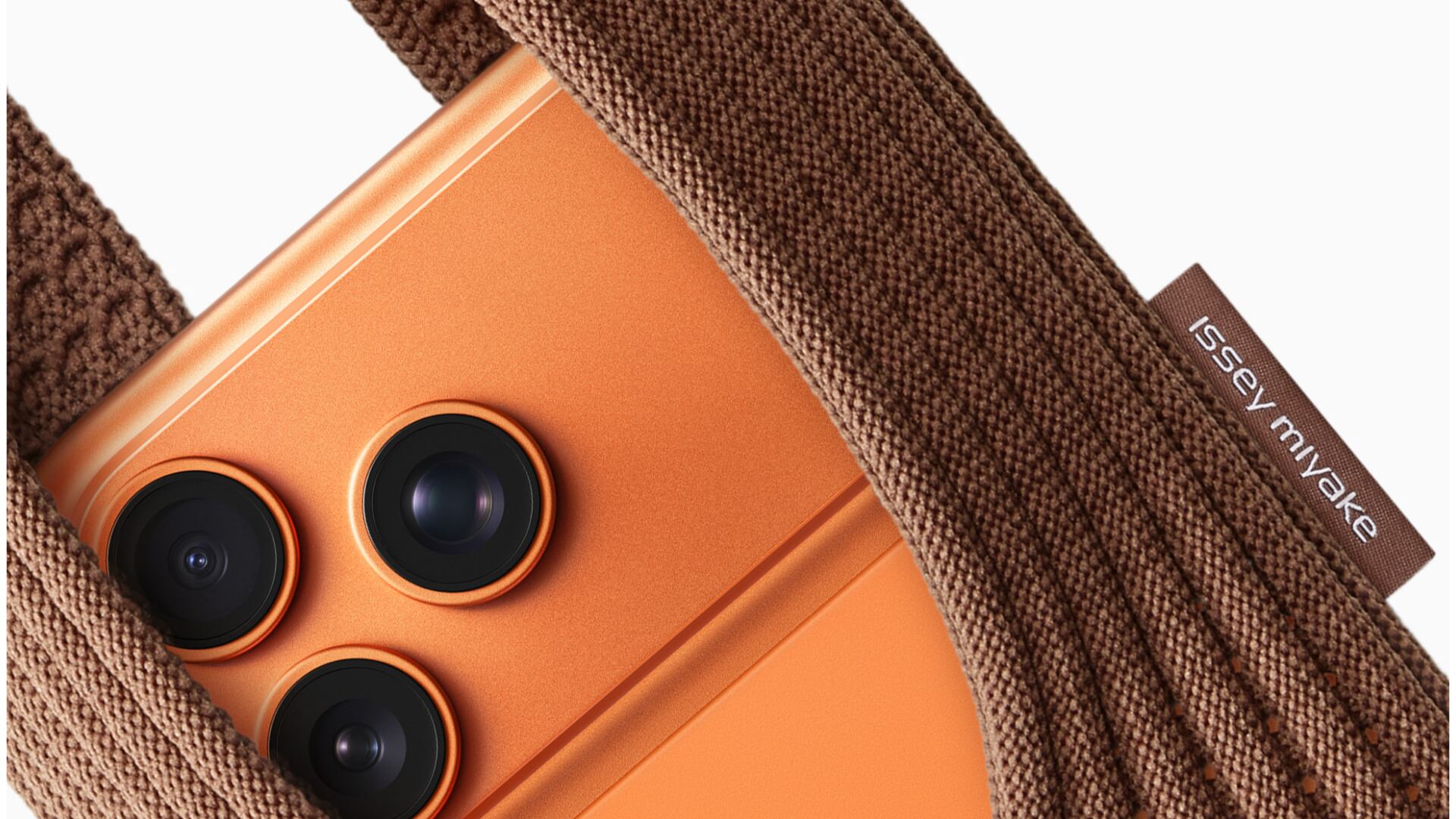 La estructura acanalada y sin costuras del iPhone Pocket permite envolver el dispositivo sin ocultar la pantalla. (Apple)