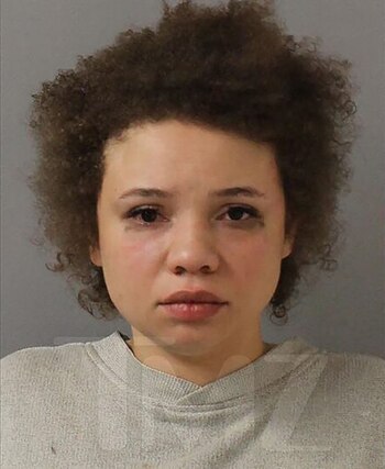 La foto policial de Mikaela