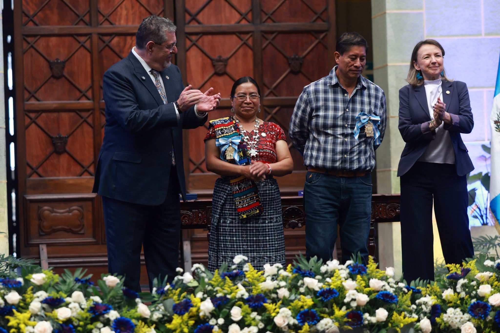 El presidente Bernardo Arévalo entrega la Medalla Presidencial del Medio Ambiente a CEDRO y Utz Che