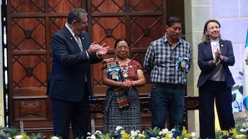 El presidente Bernardo Arévalo entrega la Medalla Presidencial del Medio Ambiente a CEDRO y Utz Che