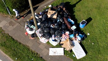 Vista aérea de muebles y bolsas de basura sin recoger. (Jacob King/PA via AP)