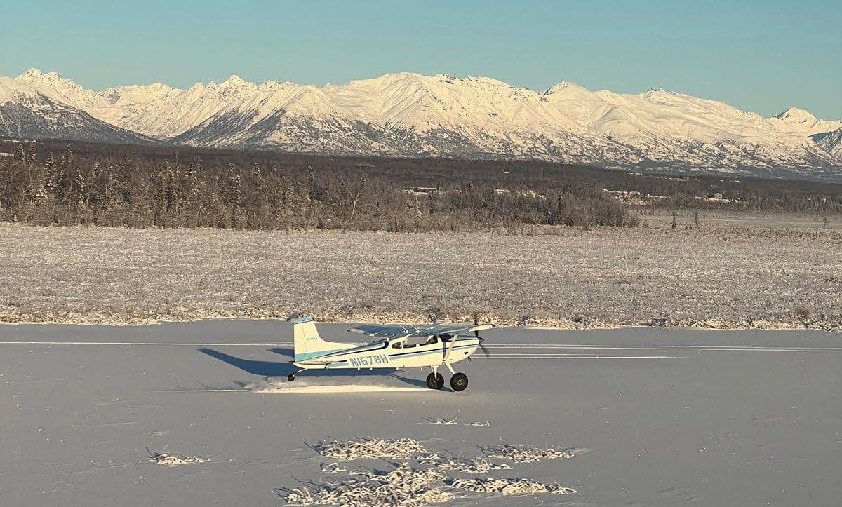 La confiscación de la avioneta valuada en USD 95.000 se produjo tras el hallazgo de un paquete de seis cervezas en un vuelo hacia una aldea de Alaska con prohibición de alcohol (@Vitamvivere)