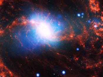 NGC 1365, también conocida como la Gran Galaxia Espiral Barrada, es una galaxia espiral barrada aproximadamente 56 millones de años-luz de distancia