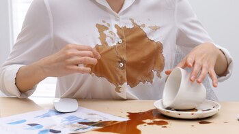 Manchas de café en camisas