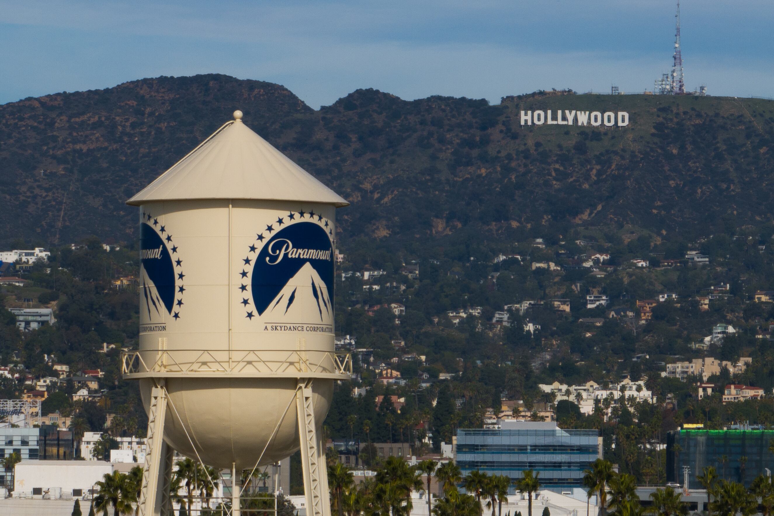 La fecha del juicio antimonopolio por la fusión entre Paramount y Warner Bros. Discovery sigue pendiente entre la propuesta del 4 de noviembre de 2026 y la del 5 de abril de 2027 (Foto AP/Jae C. Hong).