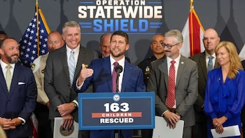 El fiscal general, James Uthmeier habla durante una conferencia de prensa sobre el rescate de 163 niños, este martes, en Tampa, Florida (Twitter/X)