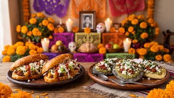 Pambazos y tlacoyos: los antojitos que no pueden faltar en Día de Muertos
