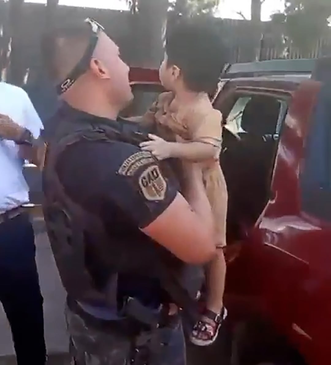 Un policía rescató a un niño de 2 años atrapado en una camioneta sin ventilación en Pilar