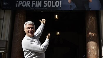 El que fuera componente de Tricicle Carles Sans posa delante del carte de presentación de su espectáculo 'Por fin solo', en el Teatro Olympia, a 8 de febrero de 2022, en Valencia, Comunidad Valenciana (España). Del 9 al 13 de febrero, 2023 (Rober Solsona - Europa Press).