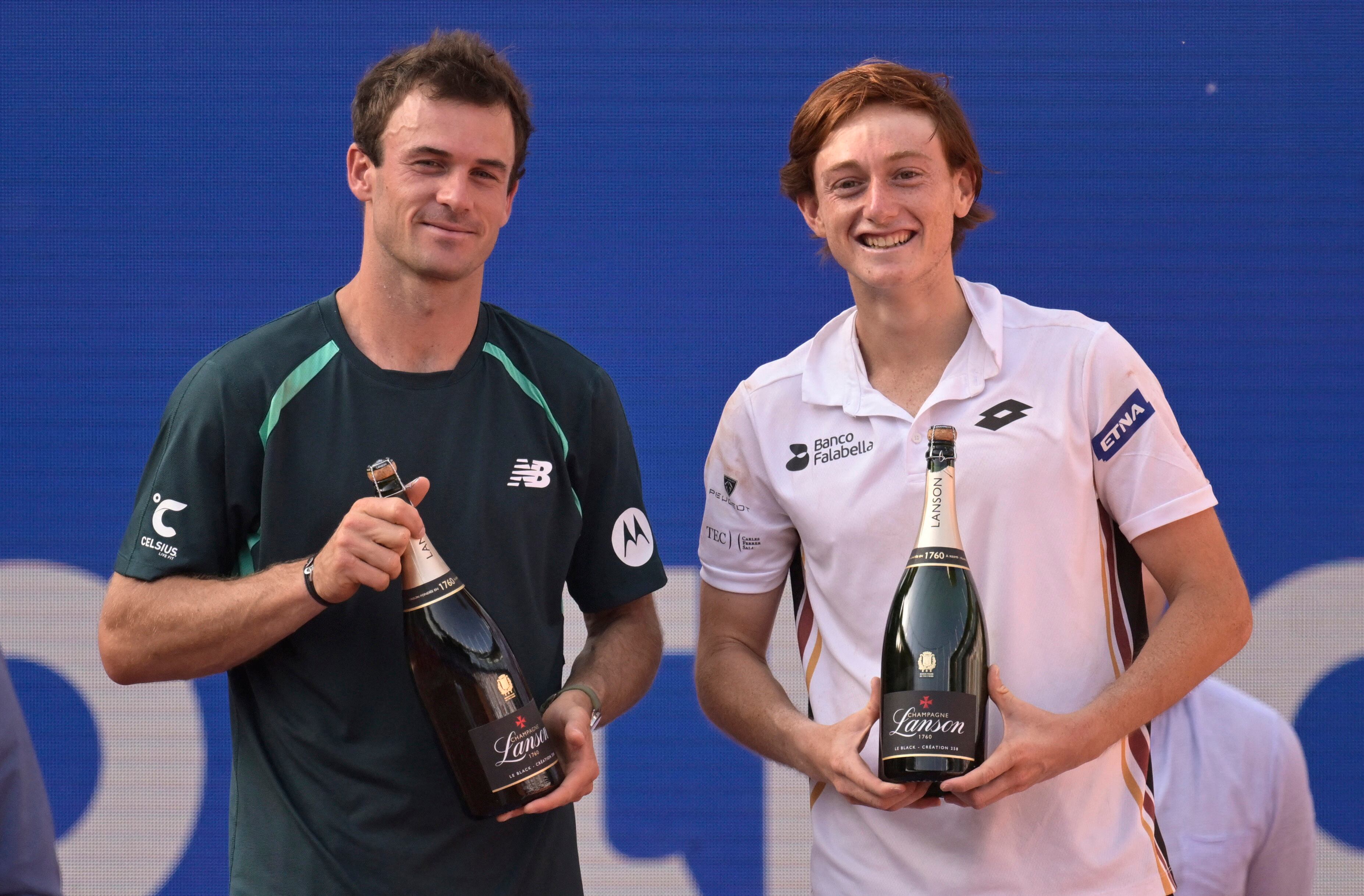 Tennis - ATP 500 - Hamburg Open - Am Rothenbaum, Hamburg, Germany - May 23, 2026 Winner Peru's Ignacio Buse and runner up Tommy Paul of the U.S. celebrate with champagne after the final match REUTERS/Fabian Bimmer