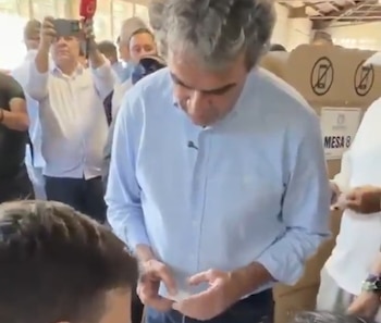 Sergio Fajardo ejerce su derecho al voto durante la jornada electoral de este 31 de mayo - crédito Prensa Sergio Fajardo