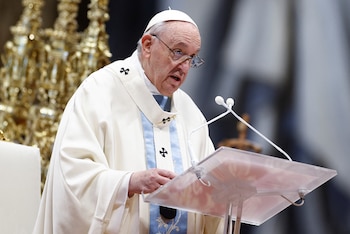 El Papa Francisco celebra la misa con motivo de la Jornada Mundial de la Paz en la Basílica de San Pedro del Vaticano, el 1 de enero de 2022 (REUTERS/Guglielmo Mangiapane)