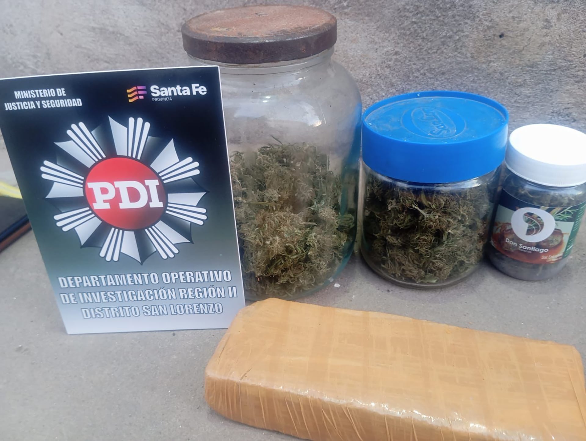 En los operativos posteriores se hallaron otro ladrillo de marihuana, cogollos y hasta cocaína
