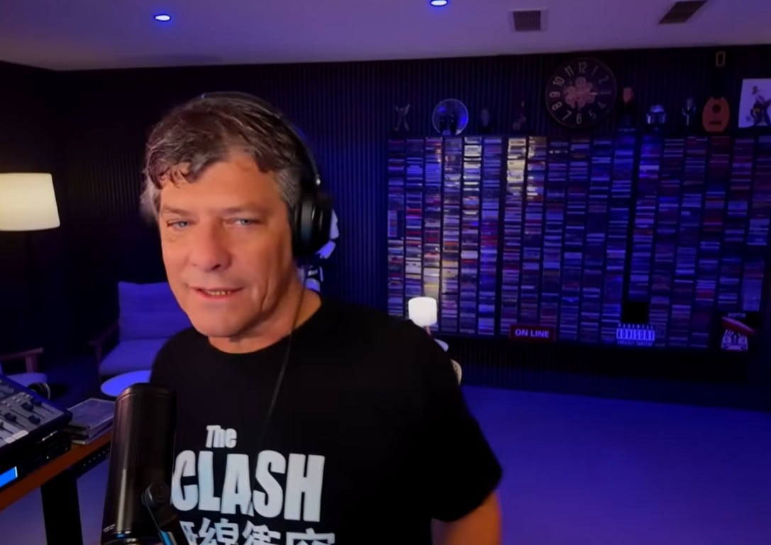 Mario Pergolini conduce una emisión desde la primera ambientación del sótano del estudio Vorterix.