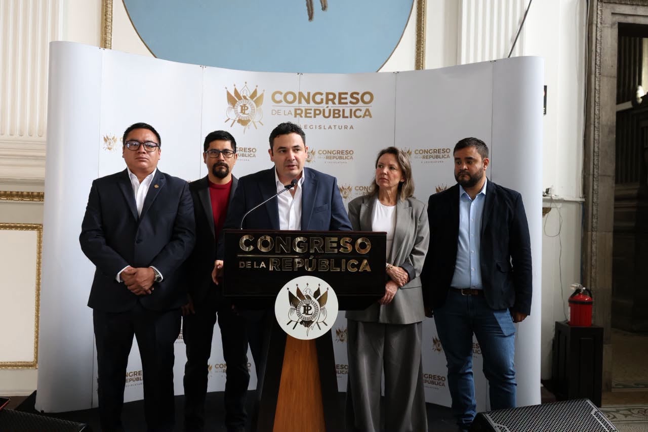 El diputado Samuel Pérez presentó ante el Congreso de Guatemala una iniciativa que reconoce los derechos laborales de conductores y repartidores de aplicaciones. (Congreso de la República de Guatemala)