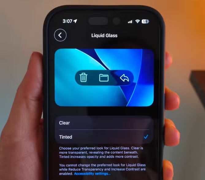 Puedes cambiar el color del Liquid Glass de iOS 26. (Pocket-lint)