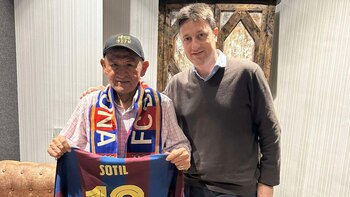 Hugo Sotil acompañado de Sergi