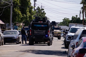 Elementos de la Agencia Estatal de Investigación ingresaron al domicilio en la colonia Carranza de Mexicali tras obtener la orden de cateo. (X @Eco1_LVM)