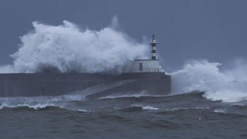 Las olas ponen en aviso a Baleares, Cataluña y Galicia, con descenso de temperaturas en el Mediterráneo